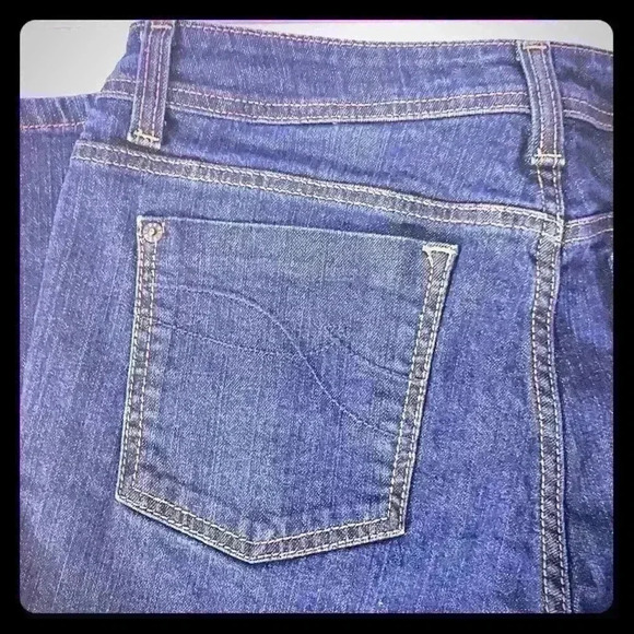 DKNY BLUE DENIM JEANS  STRECHABLE. SIZE 12 - Picture 4 of 5